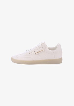 Weiße Leder-Sneaker mit einem Low-Top-Design, ausgestattet mit einer beigen Gummisohle, Schnürverschluss und dezentem Goldakzent an der Seite.