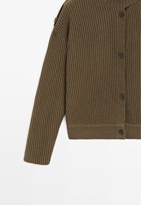 Braune, gerippte Strickjacke mit Rundhalsausschnitt, schwarzen Knöpfen und kurzem Schnitt. Verfügt über lange Ärmel und ein strukturiertes Strickdesign.