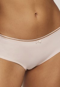 Helle rosa Hipster-Unterwäsche mit glatter Satin-Oberfläche, ausgestattet mit einer Spitzenkante und einem kleinen Schleifenakzent am Bund.