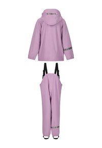 Ensemble de veste de pluie violette et de pantalon à bretelles, avec des accents réfléchissants, des poignets élastiques, des bretelles ajustables et un design imperméable.