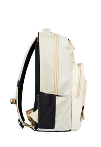 Zaino con corpo color beige chiaro, lato in rete nera e accenti beige a contrasto. Presenta diverse cerniere e un tessuto testurizzato per una maggiore durata.