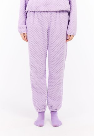 Lavendelkleurige fleece pyjamabroek met textuurstof, taps toelopende boorden en een elastische tailleband; gecombineerd met bijpassende lavendelkleurige sokken.