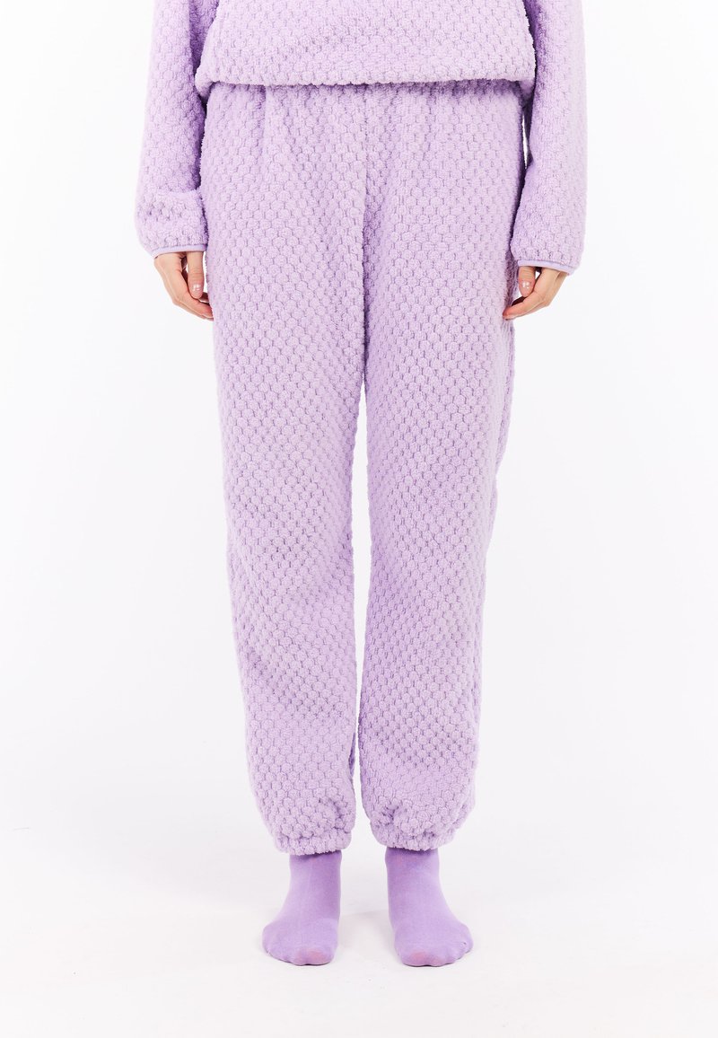 Lavendelkleurige fleece pyjamabroek met textuurstof, taps toelopende boorden en een elastische tailleband; gecombineerd met bijpassende lavendelkleurige sokken.
