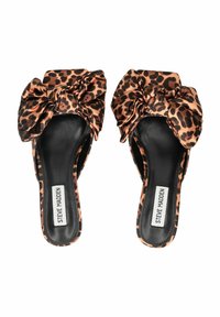Sandales à enfiler en imprimé léopard dans des teintes de brun et noir, dotées d'une tige en tissu texturé avec un grand nœud décoratif sur chaque chaussure.