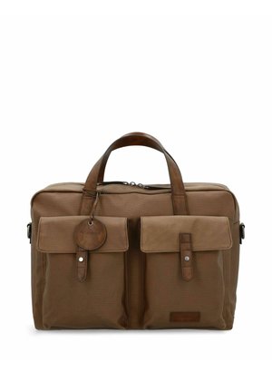 Braune rechteckige Aktentasche mit zwei vorderen Klappentaschen, Ledergriffen und einem runden Lederanhänger, der an einem Griff befestigt ist.