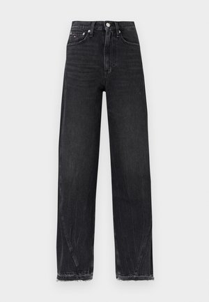 Fekete, magas derekú, egyenes szárú farmernadrág öt zsebbel, gombos záródással és nyers szegély részletekkel.