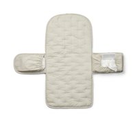 Materassino per il cambio trapuntato in morbido tessuto beige con strisce grigie chiare, dotato di scomparti laterali per le salviette e un portatrucchi integrato.