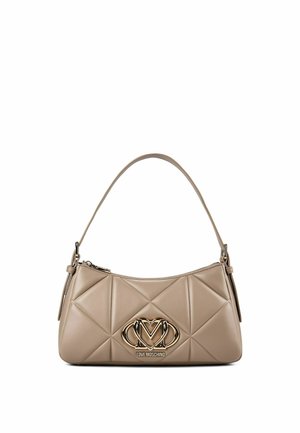 Bolso beige acolchado con una sola correa, logo metálico dorado que dice Love Moschino y cierre de cremallera en la parte superior.