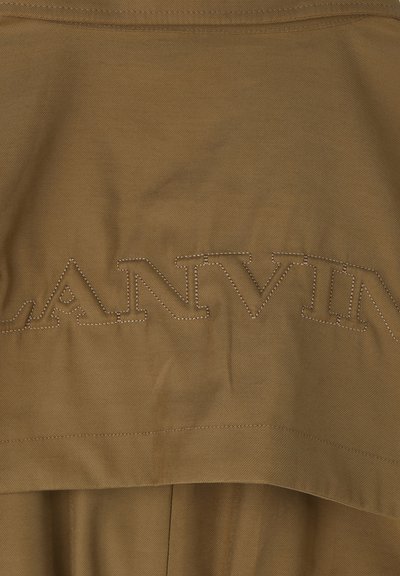 Brauner Stoff mit glatter Textur, auf dem das gestickte "LANVIN"-Logo in dunklerem Braun zu sehen ist. Das Design weist klare Linien und einen schlichten Schnitt auf.