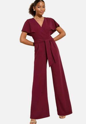 Bordeaux jumpsuit met korte vlinder mouwen, een ceintuur in de taille, een wijde pijpontwerp, gemaakt van een gladde stof en voorzien van zijzakken.