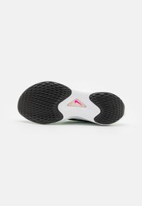 Suola esterna in gomma nera con motivo testurizzato, intersuola bianca e logo con accento rosa. Superficie liscia con design aerodinamico.