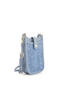 Lyseblå ruskinds crossbody taske med en glat overflade, der har tryklås, guldfarvet hardware og en justerbar rem.