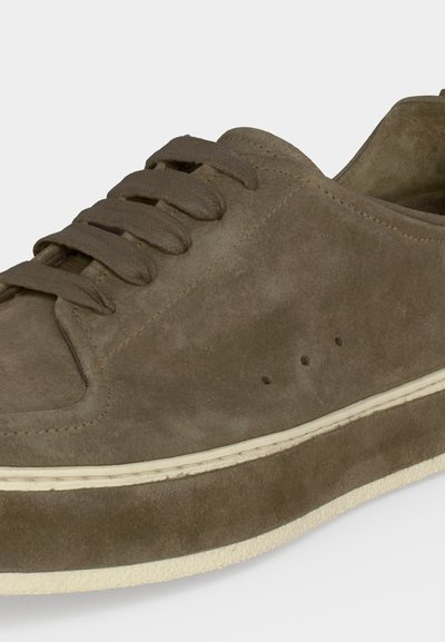 Καφέ σουέντ αθλητικό παπούτσι με καφέ κορδόνια που ταιριάζουν, περφοραρισμένες λεπτομέρειες στο πλάι και λευκή λαστιχένια σόλα.