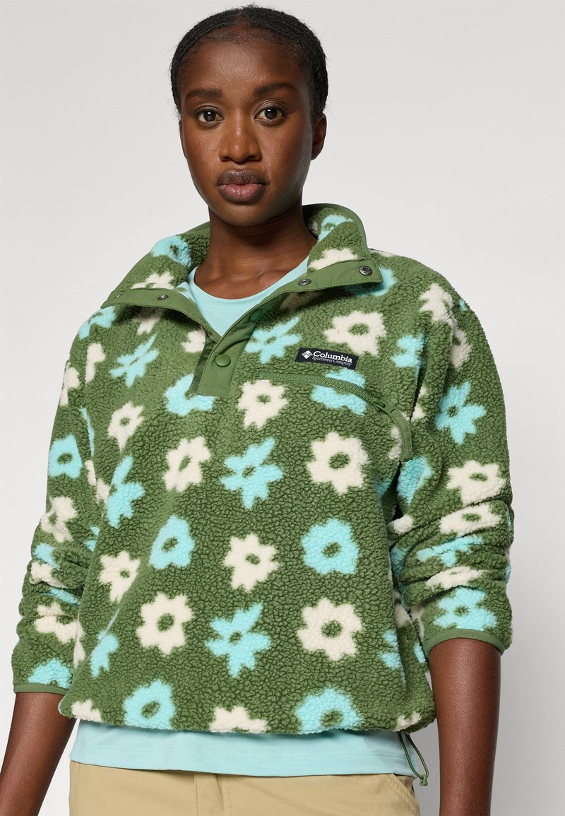 Pullover in pile verde con un motivo floreale in azzurro chiaro e bianco, dotato di colletto a scatto e una tasca frontale con zip.