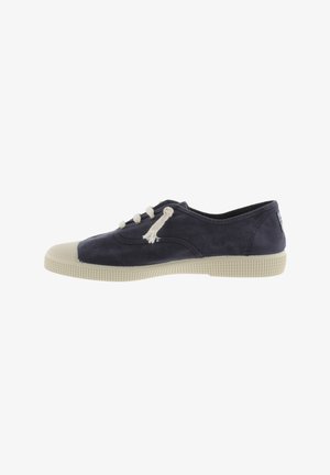 Sneaker in tela blu navy con punta in gomma, lacci crema e suola testurizzata. Presenta dettagli cuciti e design alto fino alla caviglia.