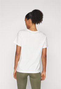 Champion ICONS CREWNECK WITH LARGE TONAL LOGO - Základné tričko - white