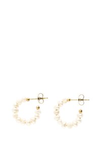 Boucles d'oreilles en or avec une série de perles blanches de forme irrégulière, présentant une texture lisse et une finition polie.