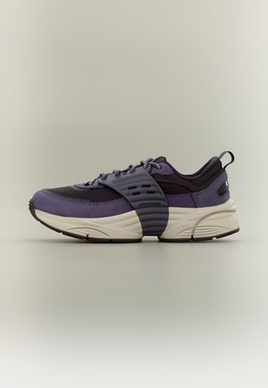 Ljubičasto-crna Jordan tenisica s mrežastim gornjim dijelom, debelim bijelim potplatom i remenom na sredini stopala, prikazana u bočnom profilu na neutralnoj pozadini.