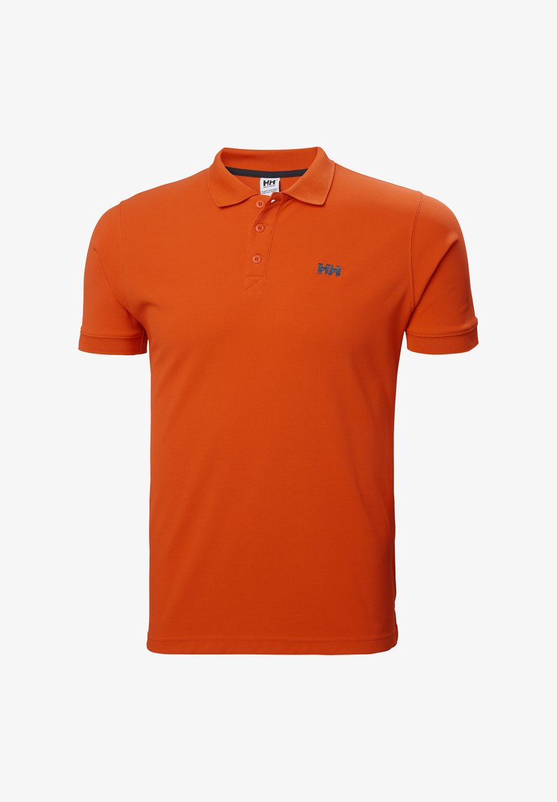 Polo arancione realizzato in tessuto testurizzato, con abbottonatura a tre bottoni e un piccolo logo blu sul lato sinistro del petto. Maniche corte.