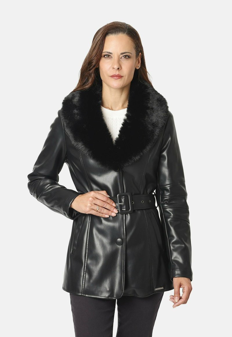 Chaqueta de cuero negra con cuello de piel sintética, cintura ceñida con cinturón y cierre de botones. Presenta un diseño ajustado y una textura suave.