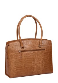Sac fourre-tout en cuir de couleur tan avec un motif crocodile en relief, doté de deux poignées robustes et d'une poche zippée à l'avant. Il présente une forme structurée et une texture lisse.
