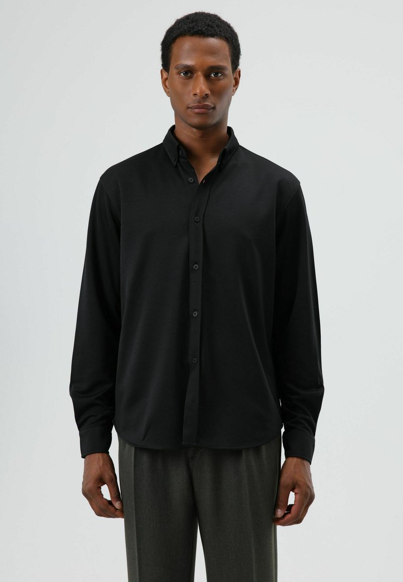 Zwarte blouse met lange mouwen en knopen, voorzien van een puntige kraag, gemaakt van zachte stof met een gladde textuur, met een subtiele glans en een ontspannen pasvorm.