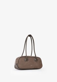 Borsa a tracolla in suede marrone con manici e rifiniture in pelle scura, cerniera argento e piccolo logo "MIRADGE" sul davanti, mostrata su sfondo bianco.