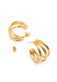 Pendientes de aro en tono dorado con tres espirales entrelazadas, con un acabado de metal pulido y un cierre posterior seguro. Incluye una pequeña pieza de acento.