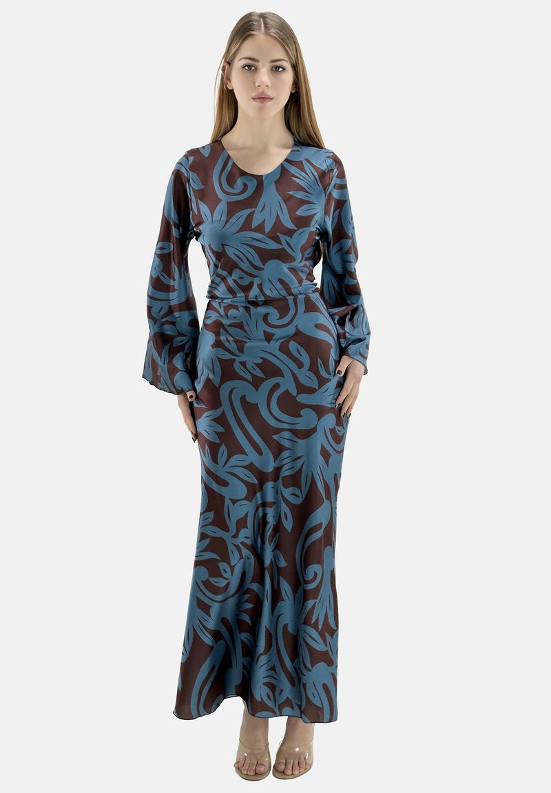 Robe maxi en tissu marron avec des motifs floraux bleus. Manches longues avec des poignets évasés et une taille cintrée, texture lisse.