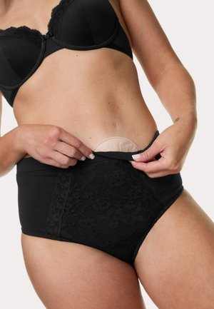 Hoogwaardige zwarte onderbroek met kantdetails aan de zijkanten. Zacht materiaal, gladde textuur, ontworpen voor comfort en discreet dragen.