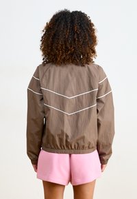 Nike Sportswear Spordijakk - ironstone/white