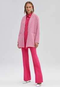 Touché Privé GINGHAM  - Rövid kabát - pink