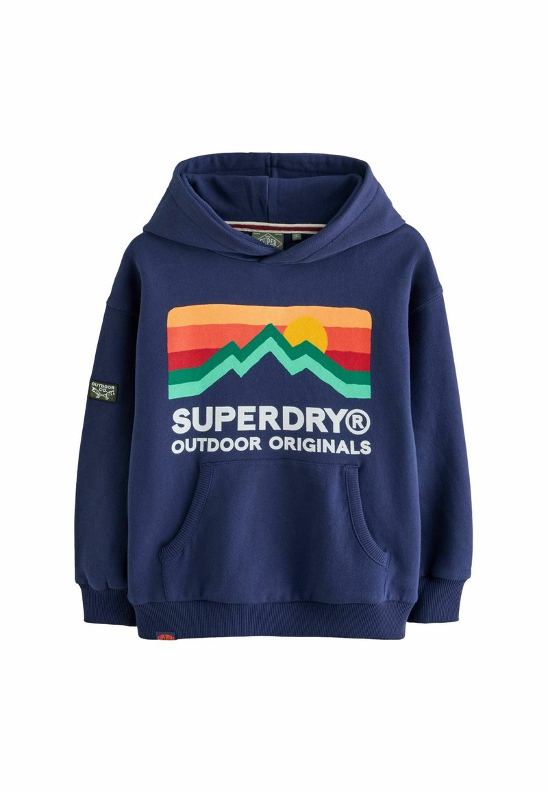 Sudadera azul marino con bolsillo tipo canguro, que presenta un gráfico de montañas y un sol en naranja, amarillo y verde. Tejido suave con puños acanalados.