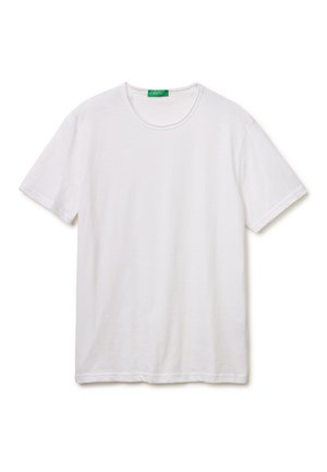 Effen witte T-shirt met korte mouwen en ronde hals, plat neer gelegd op een witte achtergrond, met een groen label bij de kraag.
