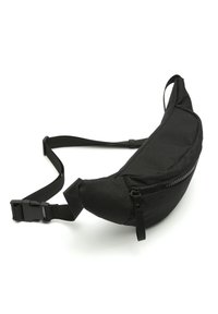 Banane en tissu noir avec un design courbé, dotée d'une poche zippée et d'une sangle ajustable, forme compacte et surface texturée.