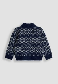 Marineblauer Strickpullover mit weißen Zickzack- und Diamantmustern, mit geripptem Rollkragen, Bündchen und Saum.