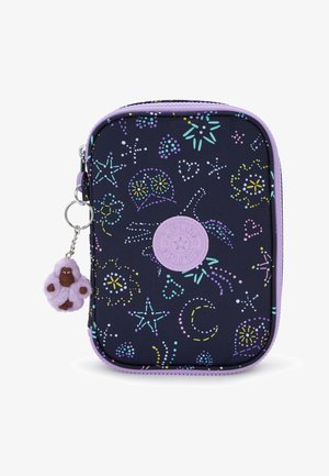 Lila und marineblaue Reißverschlusstasche mit bunten Stern- und Mondmustern. Mit einem Gummianhänger eines Affen, der an einem Metallschlüsselring hängt.