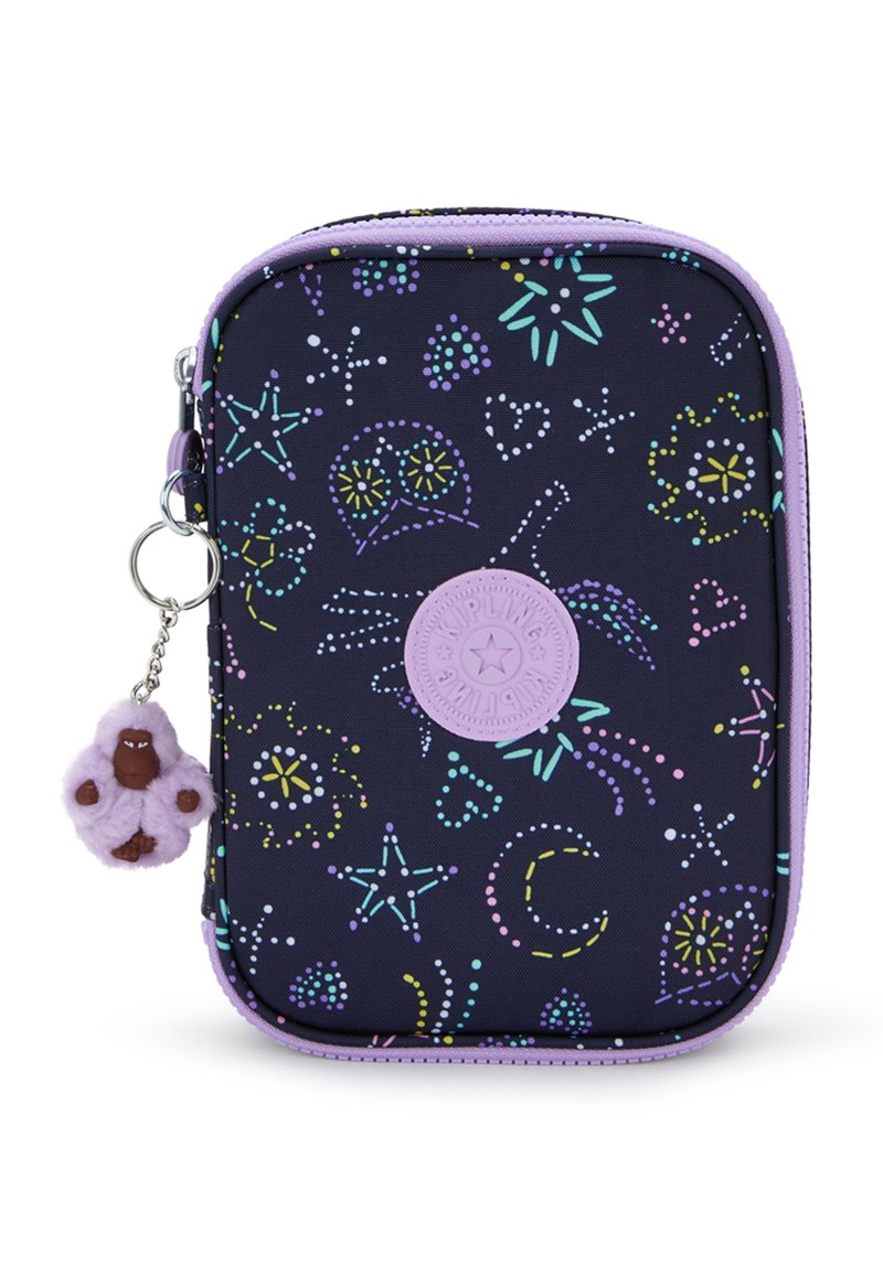 Astuccio zipper viola e blu con motivi colorati di stelle e lune. Presenta un charm in gomma a forma di scimmia appesa a un portachiavi metallico.