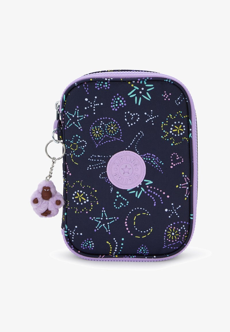 Lila und marineblaue Reißverschlusstasche mit bunten Stern- und Mondmustern. Mit einem Gummianhänger eines Affen, der an einem Metallschlüsselring hängt.