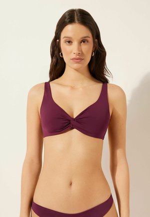 Bikini-top i dyb burgunder, med brede stropper, en knyttet centerdetalje og en glat tekstur. Enkel design med v-udskæring.