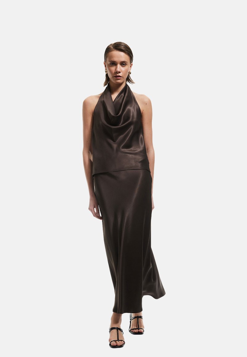 Top halterneck in satin bronzo con scollatura drappeggiata, abbinato a una gonna lunga fino al pavimento; trama liscia; design minimalista.