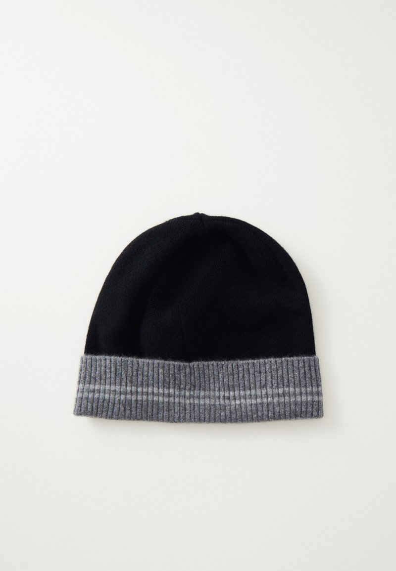 Beanie nera a maglia con bordo a coste grigio, caratterizzata da un sottile motivo a righe, realizzata in materiale morbido e testurizzato.