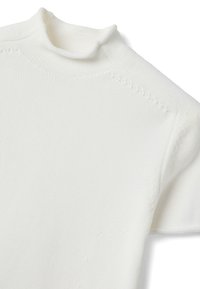 Jersey blanco de cuello vuelto y mangas cortas, confeccionado en tejido de punto acanalado. Presenta una textura suave y sutiles detalles de costura a lo largo de las costuras.
