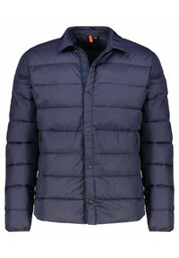 Giacca puffer blu navy con chiusura a bottoni, design trapuntato, tasche laterali e vestibilità rilassata. Il materiale appare morbido e isolante.