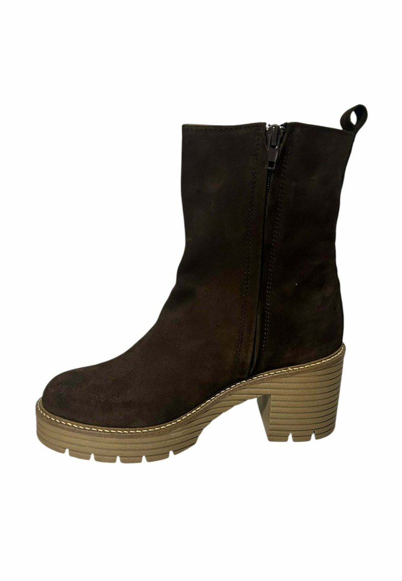 Botín de ante marrón con cierre de cremallera, tacón en forma de cuña texturizado y suela estriada. Color sólido con costuras de acento alrededor de la base.