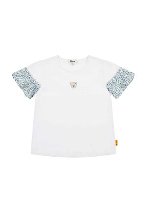 Weißes T-Shirt mit kurzen Ärmeln, gemusterte blaue Ärmel und einem Bären-Stickmotiv auf der Vorderseite. Aus weichem Baumwollmaterial, lässiger Schnitt, gerippter Halsabschluß.