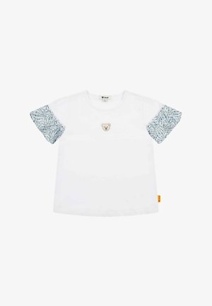 Camiseta blanca de manga corta con mangas azules estampadas y un bordado de oso en el frente. Material de algodón suave, corte casual, cuello acanalado.