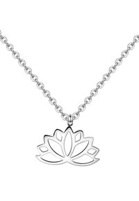 Collier pendentif en forme de fleur de lotus en argent avec un motif découpé complexe, suspendu à une chaîne maillée. Texture lisse, style minimaliste.