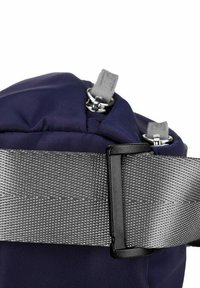 Tmavě modrý látkový batoh se stříbrnými popruhy, vybavený dvěma kovovými západkami a textured, odolným povrchem pro lepší úchop a použitelnost.