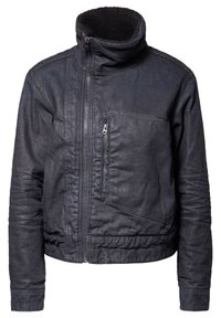 Mörkblå zip-up jacka med hög krage och fuskpälsfoder. Har en zippered bröstficka och en texturerad tygfinish.